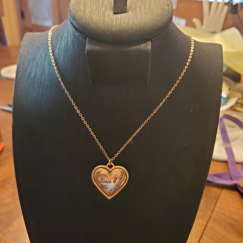 Avon Vintage Gold Tone Puffed Heart Jesus Loves Me Necklace